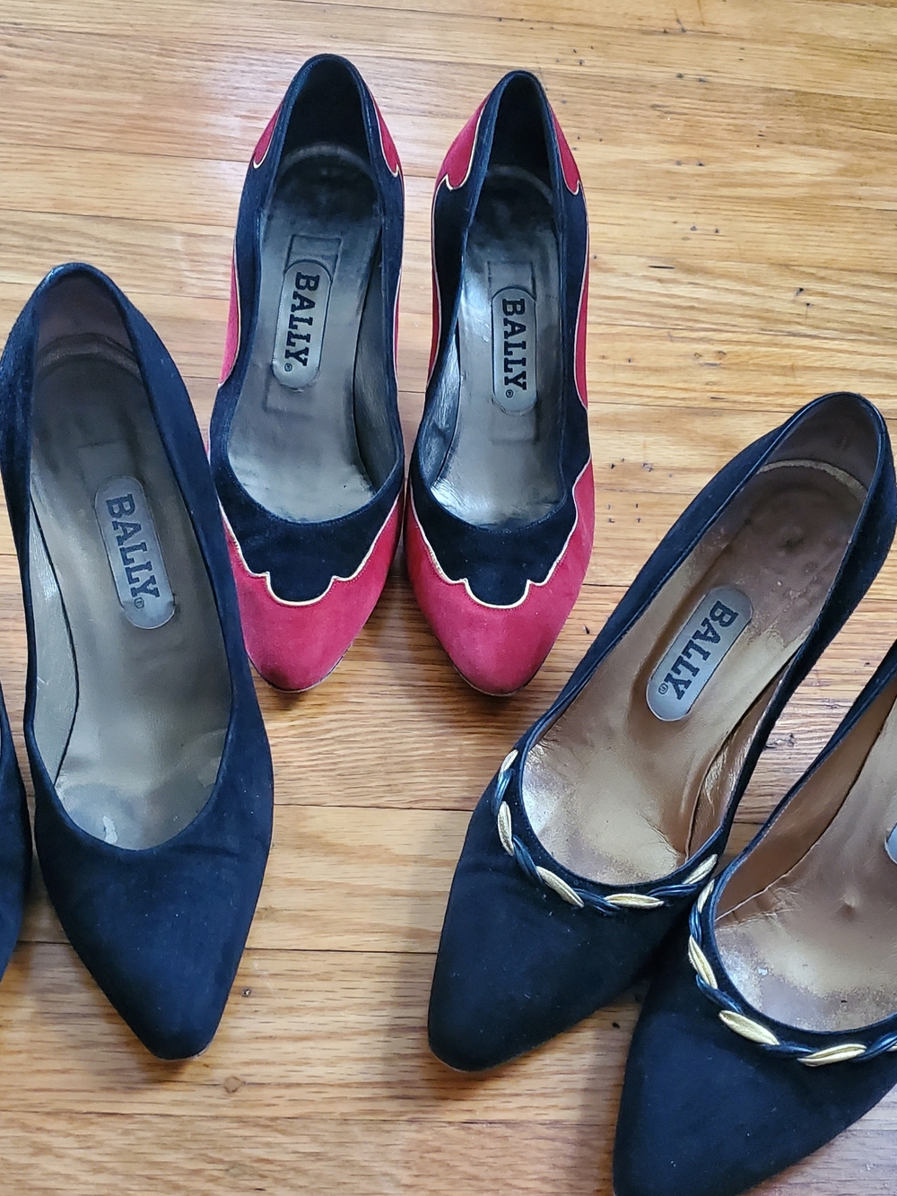 Vintage Bally Women's Two-Tone Suede Leather Pumps - Black and Red Womens Sz 5.5 - Picture 2 of 12